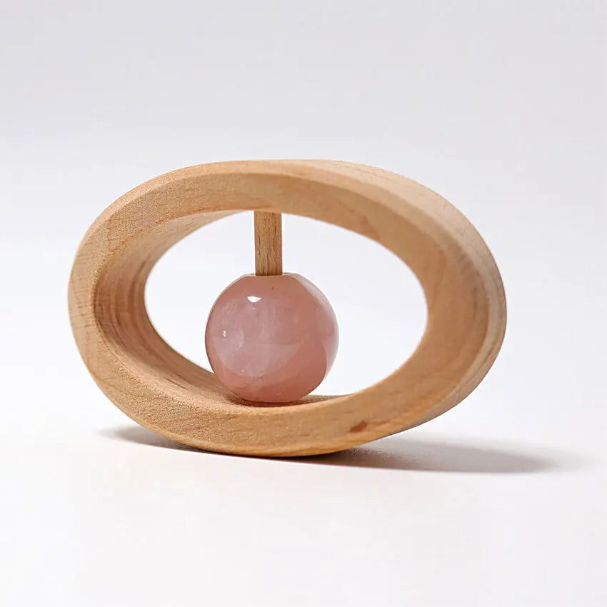 Houten rammelaar met edelsteen - rozenkwarts