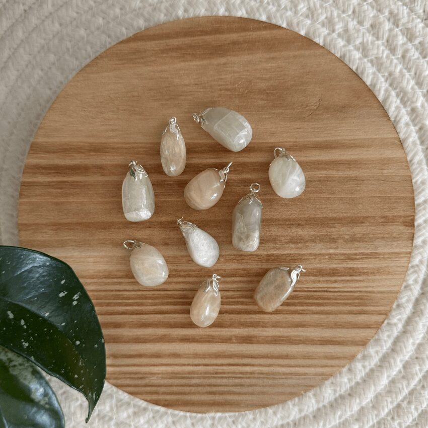 baby-natura-witte-maansteen-edelsteen-hanger